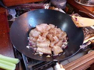 Fleisch und Zwiebel mit Gewürzen anbraten.