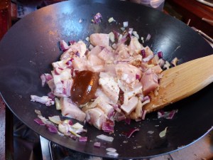 Brühpaste und Gemüse dazugeben und schmoren lassen.