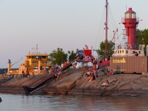 Schwedisches Sommerleben am Hafen.