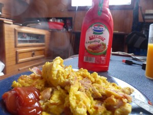 Zünftiges Frühstück mit polnischem Ketchup.